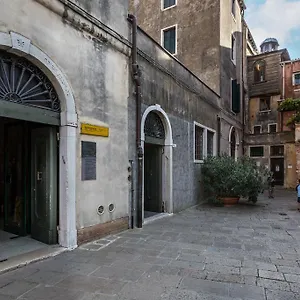 Palazzina Canal Apartment